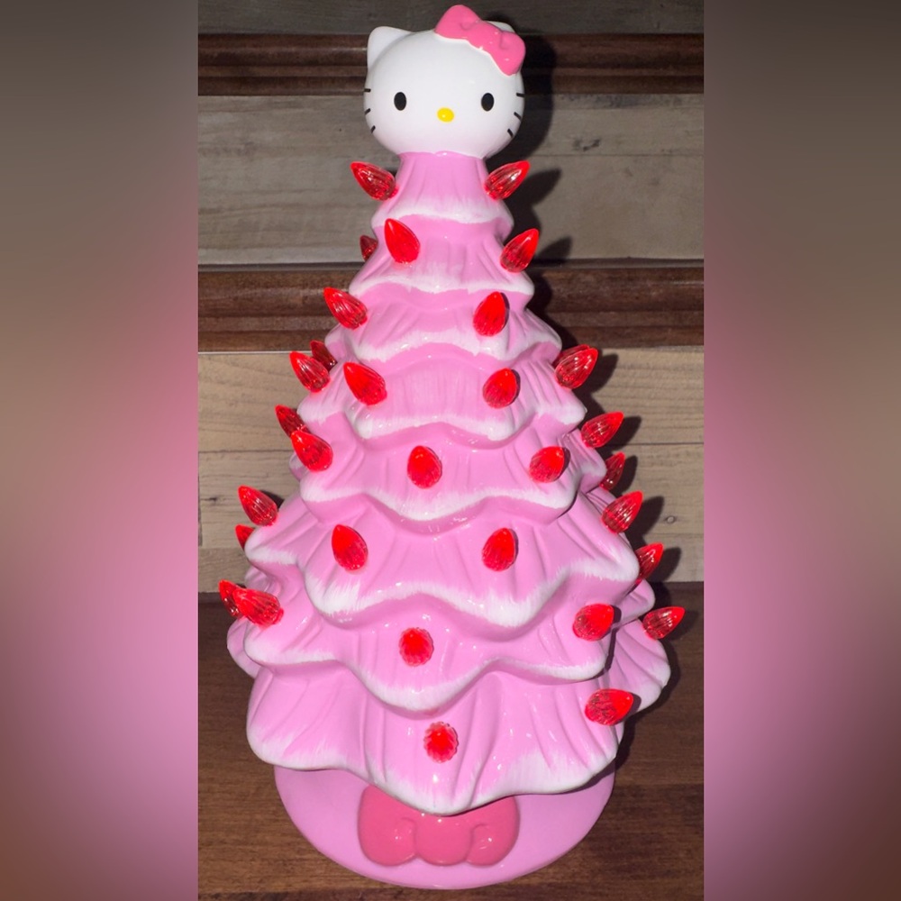 SÚPER CUTE 🥰 HELLO KITTY PINK  CERAMIG CHRISTMAS TREE WITH LIGHTS 11.1 ING…